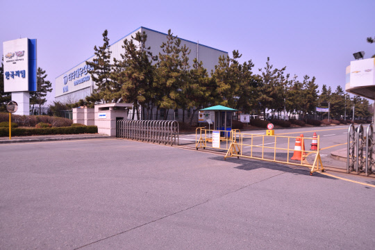 봄이 왔지만, 전라북도 한국지엠 군산 공장엔 싸늘한 공기가 여전했다. 한국지엠 노사는 군산공장 폐쇄 철회를 놓고 극명하게 입장 차를 보이고 있어 사태의 해결점을 찾지 못하고 있다. 지난 10일 군산 공장 정문이 바리케이드로 굳게 닫혀있다.